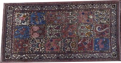un gros plan d'un tapis orné de nombreux motifs différents