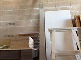 une échelle adossée au mur d'une pièce