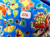 un gros plan d'un vase bleu orné de fleurs