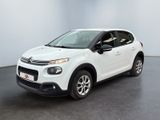 Une Citroën blanche est garée dans une pièce blanche