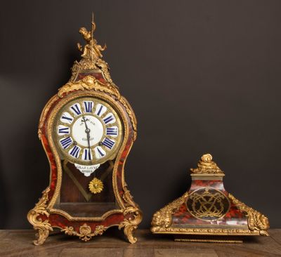 deux horloges posées sur une table en bois