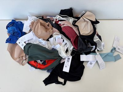 un tas de vêtements par terre, près d'un mur