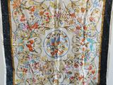 un foulard en soie vintage orné d'un motif floral