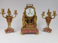Garniture de cheminée en bronze doré et marbre rose, composé…