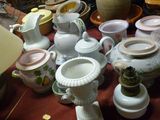 de nombreux vases et bols de toutes sortes sur la table