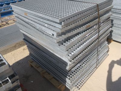 une pile de plaques d'acier empilées les unes sur les autres