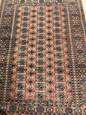 PAKISTAN Tapis en laine à multiples petits caissons, sur fon…