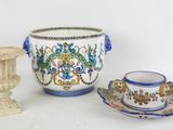 une tasse et une soucoupe posées à côté d'un vase sur une table