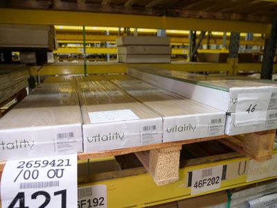 toutes ces boîtes qui se trouvent sur les étagères du magasin