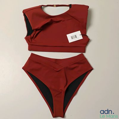 un bikini rouge avec un bas noir et un bas noir