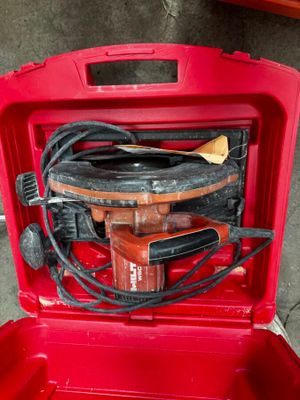 une boîte à outils rouge avec des outils sur le sol