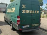 une camionnette verte garée sur un parking