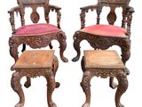 paire de chaises en bois sculpté avec des assises recouvertes de velours rose