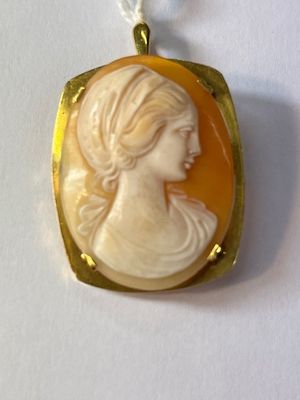 Camée sur fond or ""jeune femme de profil" 7.96 g brut