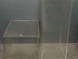 paire de tables d'appoint en acrylique transparent avec un plateau en verre