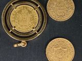 deux pièces d'or et une pièce d'or posées sur un tissu noir
