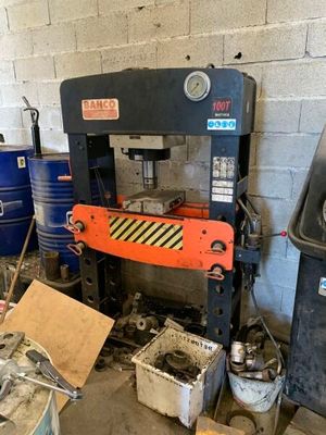 une machine qui se trouve dans une pièce avec d'autres objets