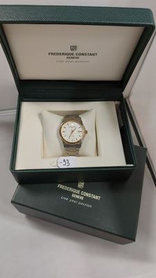une boîte avec une montre à l'intérieur sur une table