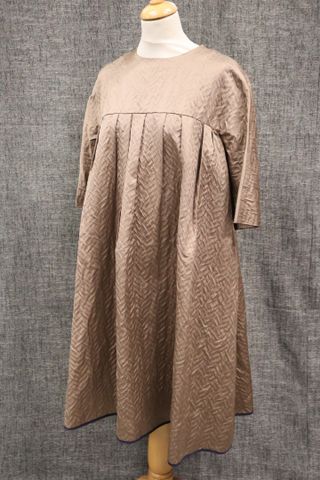 Sophie D’HOORE, créatrice Belge - Robe mi-longue en soie gaufrée ...