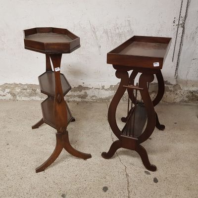 deux tables assises l'une à côté de l'autre