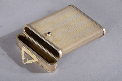 une petite boîte en métal contenant un petit objet en métal