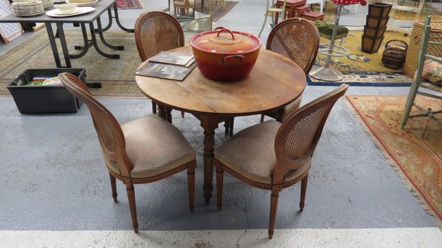 Table à volet (H 72 D 10 cm) et 4 chaises de style louis XVI cabr...