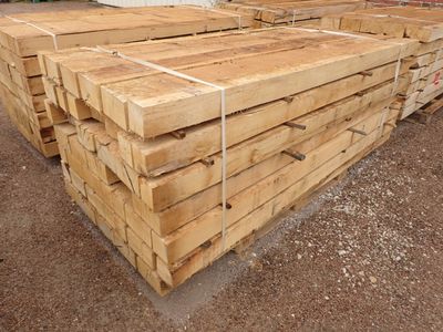 un tas de planches de bois empilées les unes sur les autres