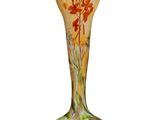 un vase en verre orné de fleurs peintes sur fond blanc
