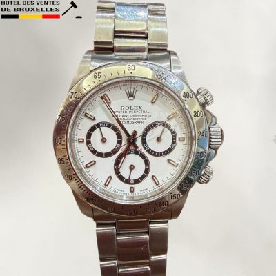 une photo d'une montre Rolex avec un cadran blanc et un bracelet argenté