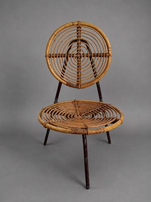une photo d'une chaise en osier avec une structure et des pieds en bois