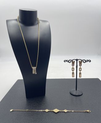un mannequin noir portant deux colliers et un bracelet