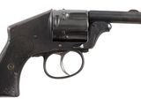 gros plan d'un revolver sur fond blanc