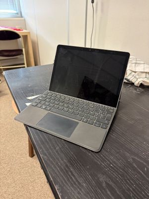 un ordinateur portable posé sur une table dans une pièce