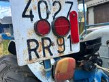 un gros plan d'une pancarte à l'arrière d'un tracteur
