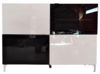 Meuble de rangement en deux parties, laqué noir et blanc.