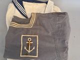 une chemise avec une ancre sur le devant et une chemise de marin dans le dos