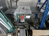 une photo d'une scie circulaire de table dans un garage