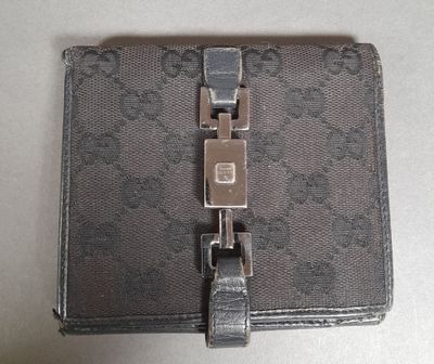 an image of a wallet with a clasp on it