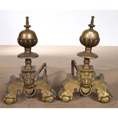 paire de bougeoirs anciens en laiton ornés de têtes de lion