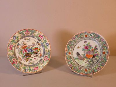 paire d'assiettes en porcelaine chinoise ornées d'oiseaux et de fleurs
