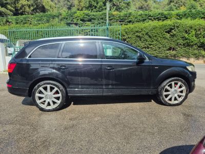 la photo d'une voiture noire garée dans un parking