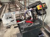 une machine posée sur une table dans un bâtiment