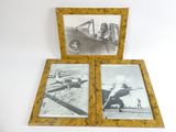 trois photos encadrées d'avions anciens exposées sur une surface blanche