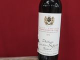 des bouteilles de vin dans une caisse en bois sur fond rouge