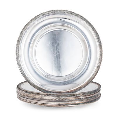 une pile d'assiettes en argent empilées les unes sur les autres