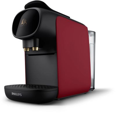une cafetière rouge et noire à côté d'un verre d'eau