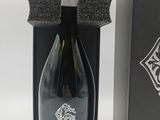 une bouteille de champagne dans un coffret noir