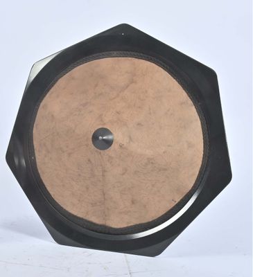 une photo d'une horloge noire et beige sur fond blanc