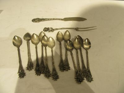 cinq cuillères et une fourchette posées sur une table
