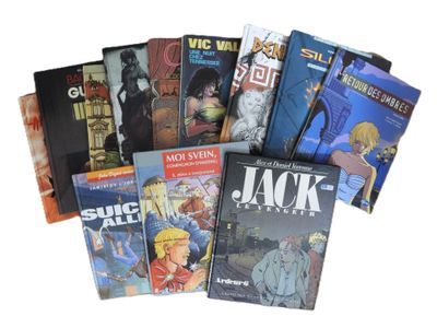 un grand nombre de livres posés sur une table
